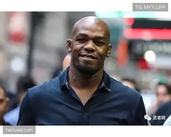 乔恩·琼斯逛超市那身打扮像走红毯，我在货架边默默查余额