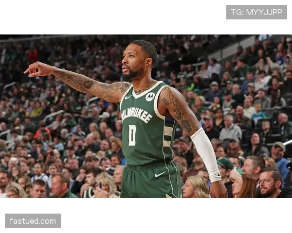 利拉德这生活节奏也太反差了，球场上MVP，私下却像邻家大叔一样隨意发呆